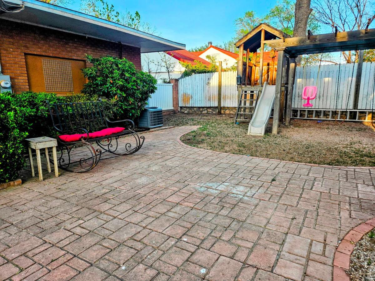 Grand Heritage Home: Steps from Lake Carlsbad - Bed and Breakfast Carlsbad