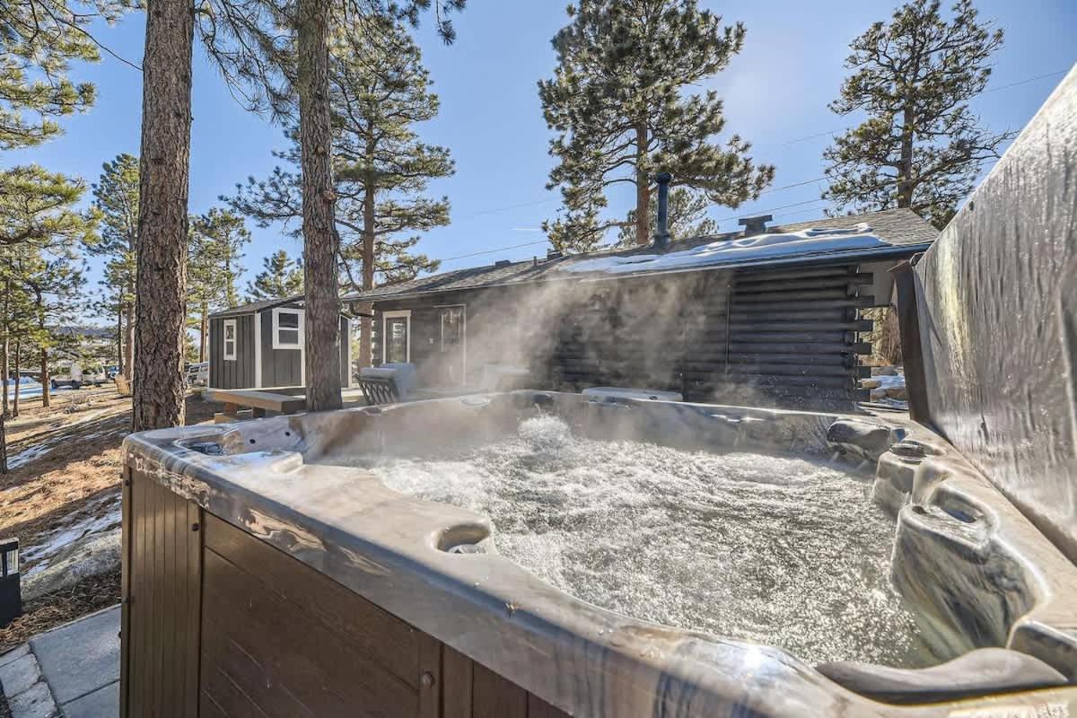 The Bear's Den - Hot Tub Retreat - Family Home - B&B Morrison