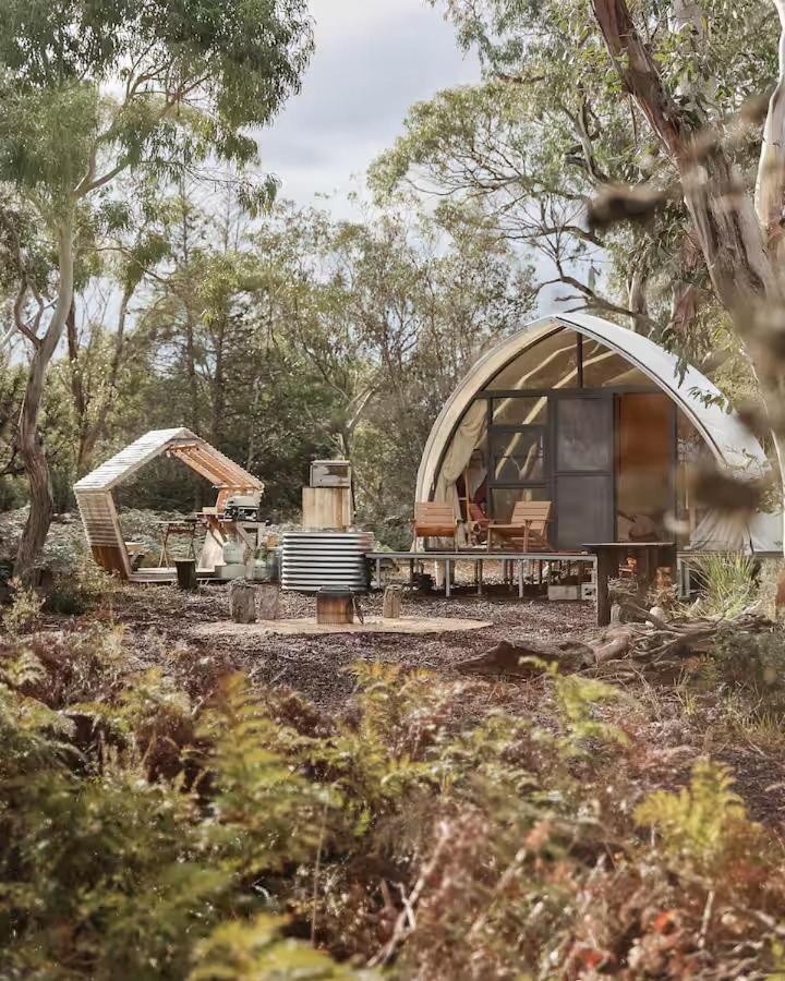 Numie White Gum Cocoon with Hot Tub Waterfront - B&B Coles Bay