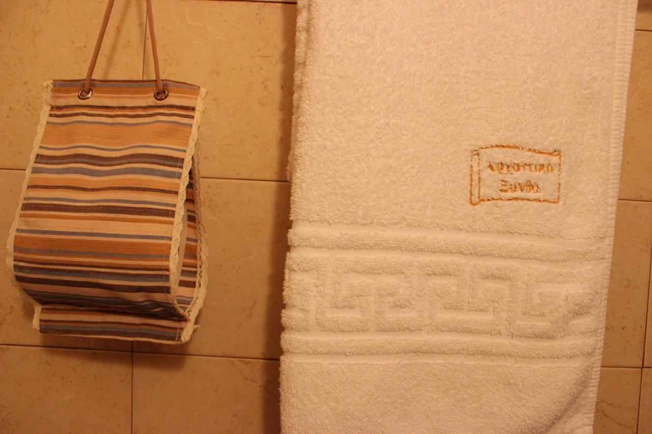 Camera Matrimoniale con Camino e Vista Mare