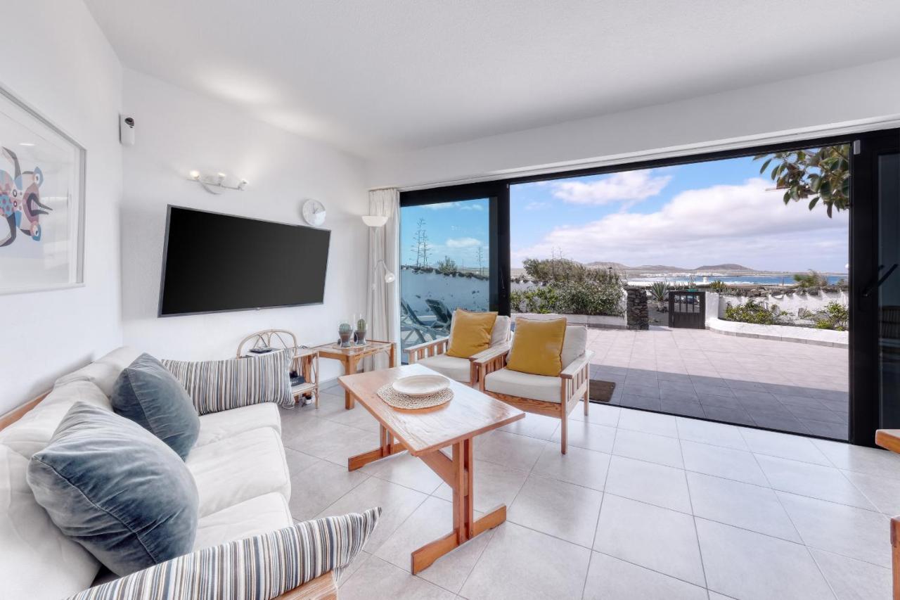 Bungalow Famara - Canary Soul - Ocean views - Beach 2 min By Lanzarote Vacation Homes - Chambres d'hôtes Famara