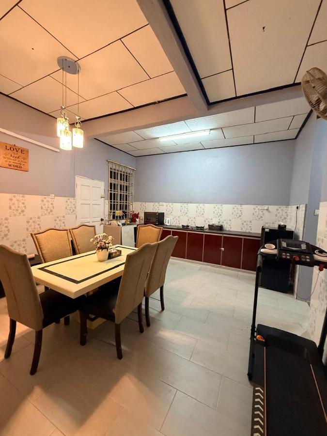 Double RR Homestay - B&B Kampung Molek