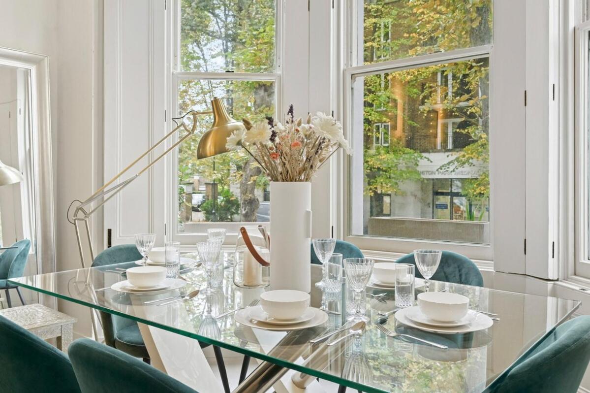 Stylish 2BR Flat Kensington Wi-Fi & Parking - Ferienwohnung London