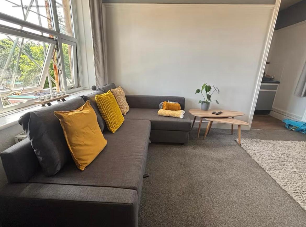 2 Bed Apartment Near Yeovil Hospital & Leonardo - Chambres d’hôtes Yeovil