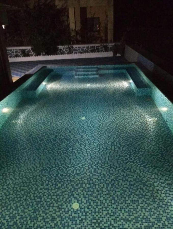 Royal Villa 3 - Luxurious 2BHK Villa with Huge Pvt Swimming Pool - B&B Lonavla