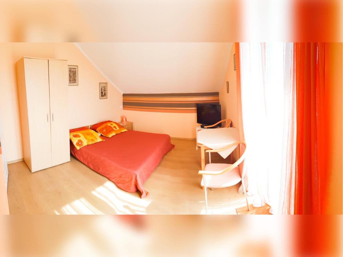 Doppel-/Zweibettzimmer mit Balkon