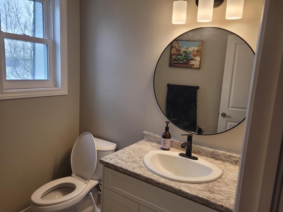 Cozy Townhome with Anemities - B&B Kitchener