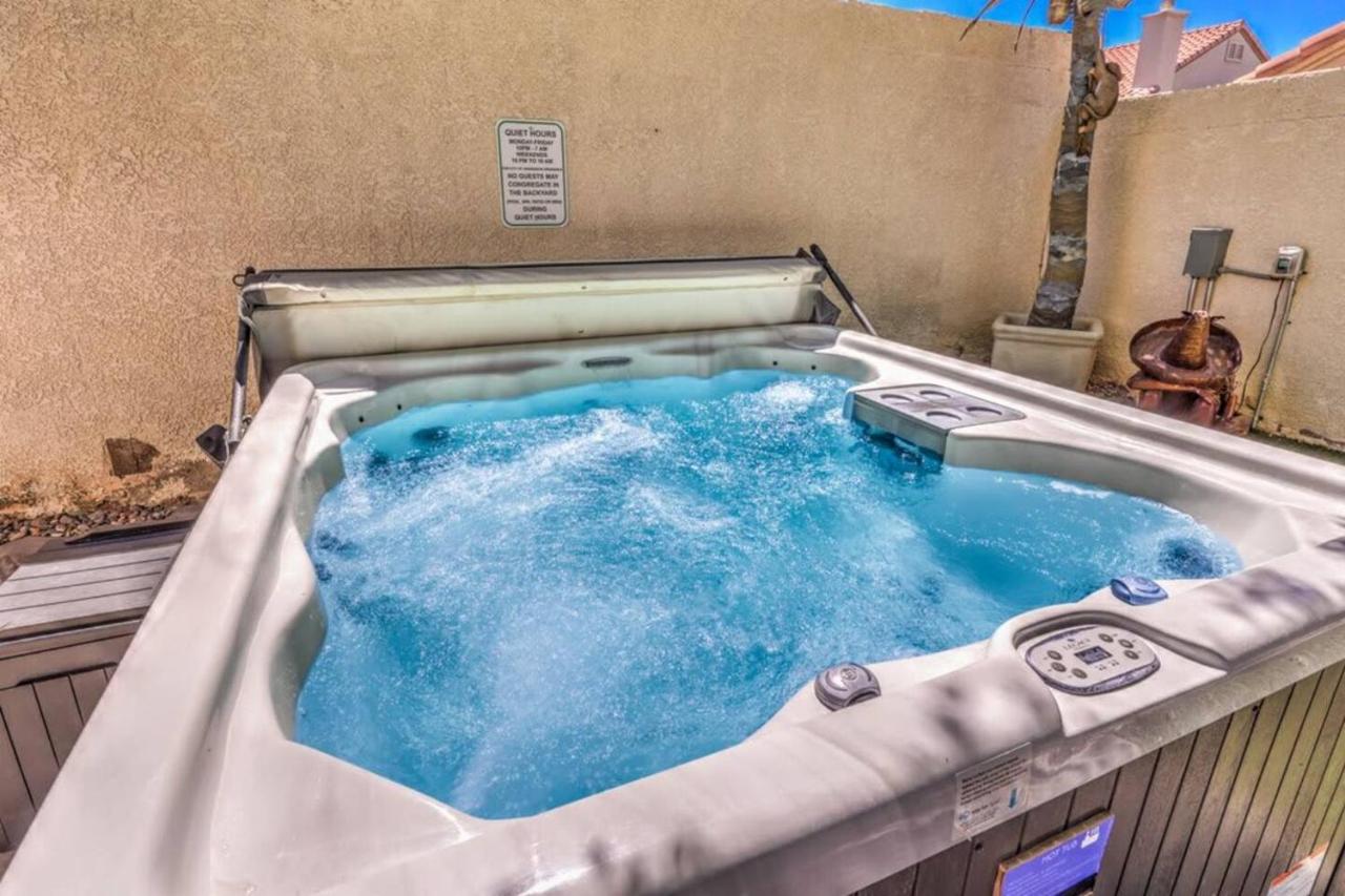 Family Fun for Everyone in Las Vegas- 4 Bedrooms, Billiards, Game Room - Bed and Breakfast Las Vegas