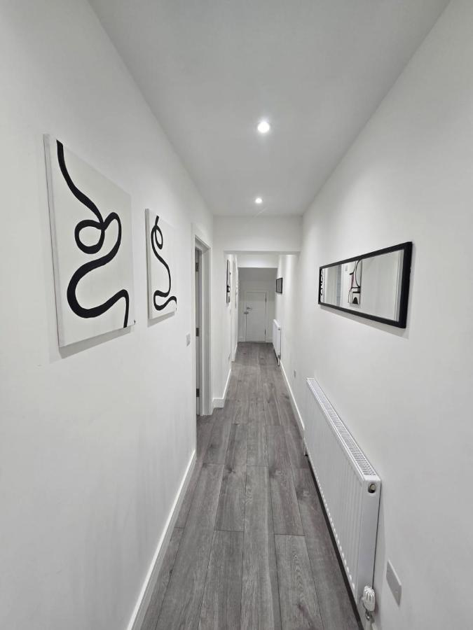 Slough Modern 1Bed Apt Free Parking, WiFi, Near Windsor, & Heathrow - Chambres d’hôtes Farnham Royal