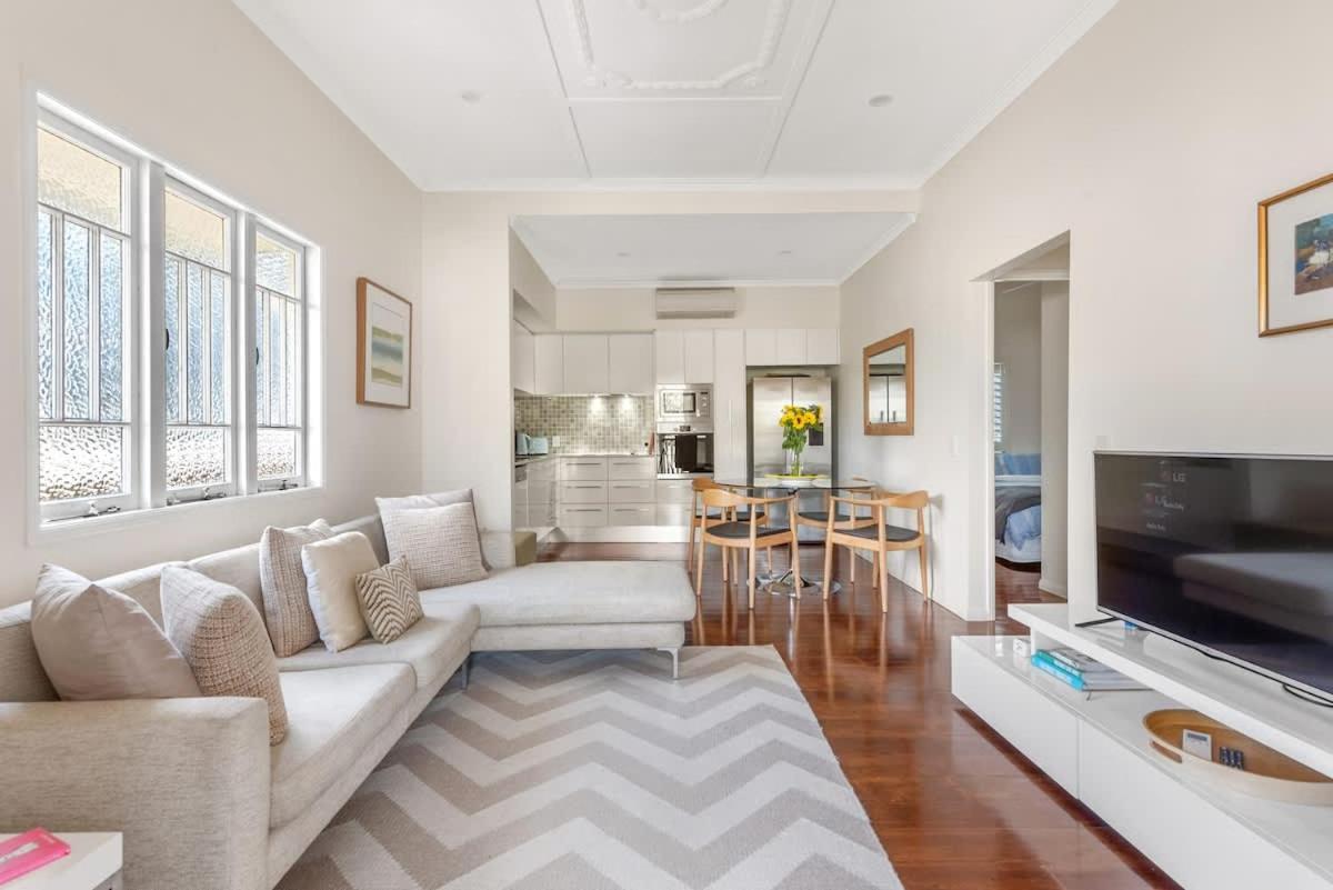 Modern Twist and Old World Charm - 3Bed-2Bath-2Car - B&B Brisbane