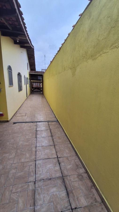 casa com piscina em Mongaguá - Chambres d'hôtes Mongaguá
