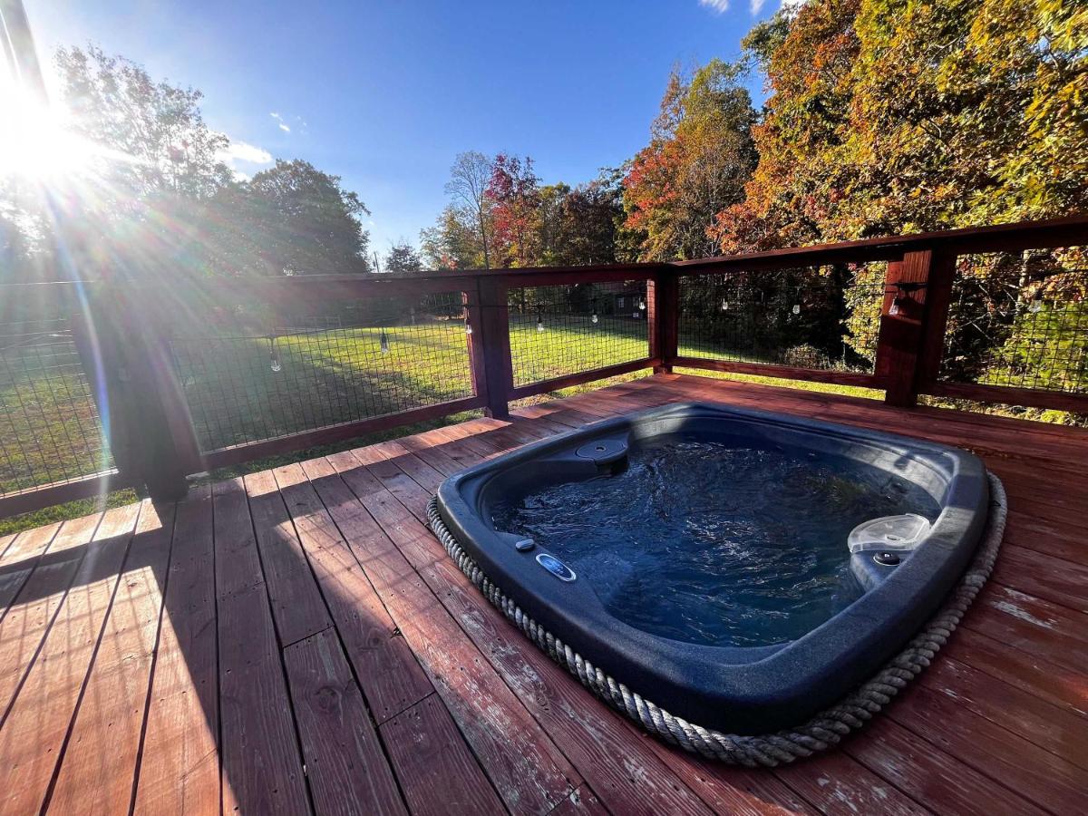 All Four Seasons Cabin - RRG - King Beds - Hot Tub - Just 3 Min From The Gorge Underground - Chambres d'hôtes Leeco