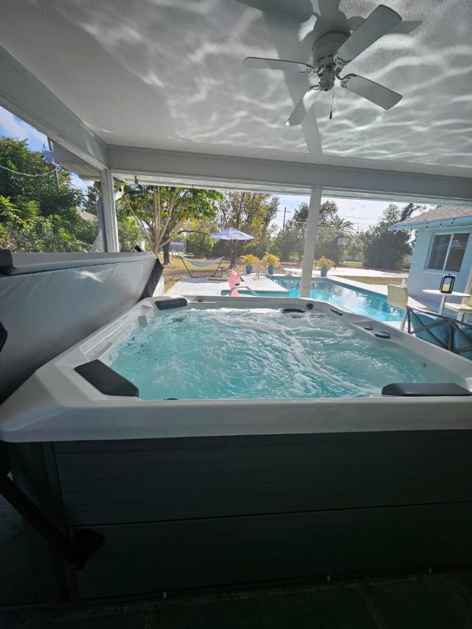 Resort Style Home with Pool Hot Tub and Game Court - Chambres d'hôtes Cape Coral