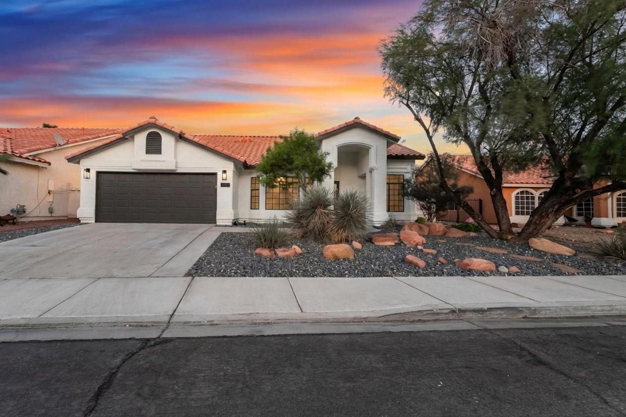 Luxury Vegas Escape,Pool, Gameroom, Mtn Views, EV - Ferienwohnung Las Vegas