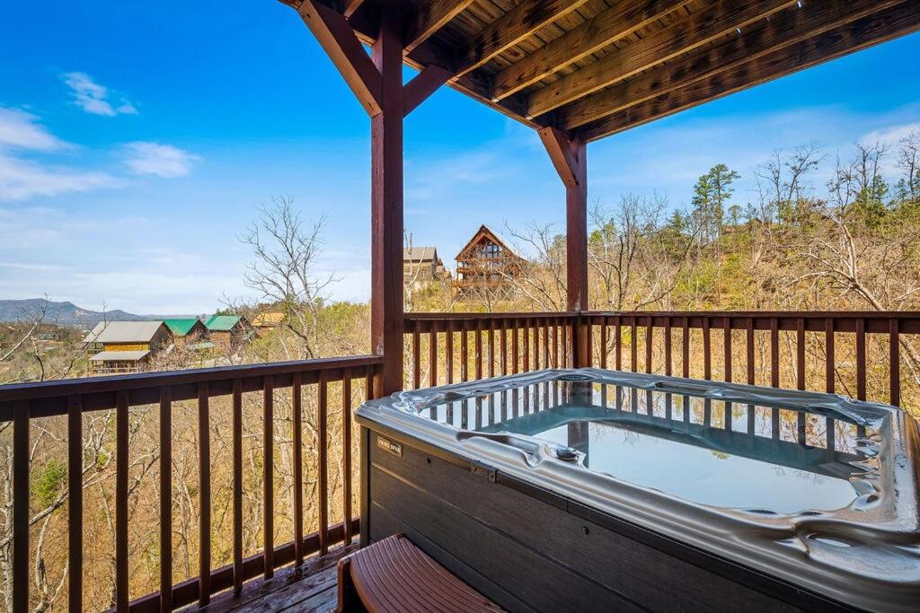 Luxury View Cabin with Hot Tub & Game Room - B&B Sevierville