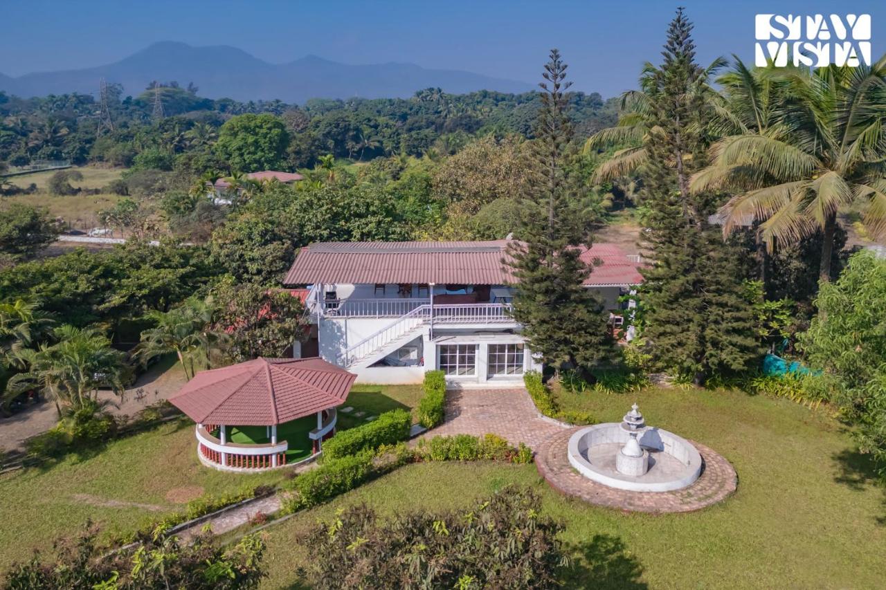 StayVista at White Nook with Lawn & Bonfire - Bed and Breakfast Alibag