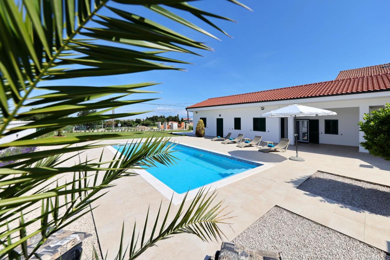 Holiday house Luca with private pool - B&B Vrsi