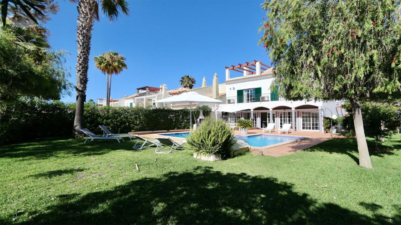 Modern 3 Bedroom Villa with Private Pool & Roof Terrace - Vilamoura - B&B Quarteira