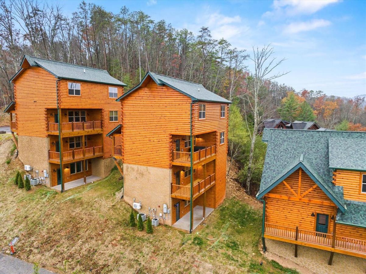 Sleeps 14 - Indoor Pool, Hot Tub, Arcade Games, Movie Theatre and Pets Welcome - Chambres d'hôtes Pigeon Forge