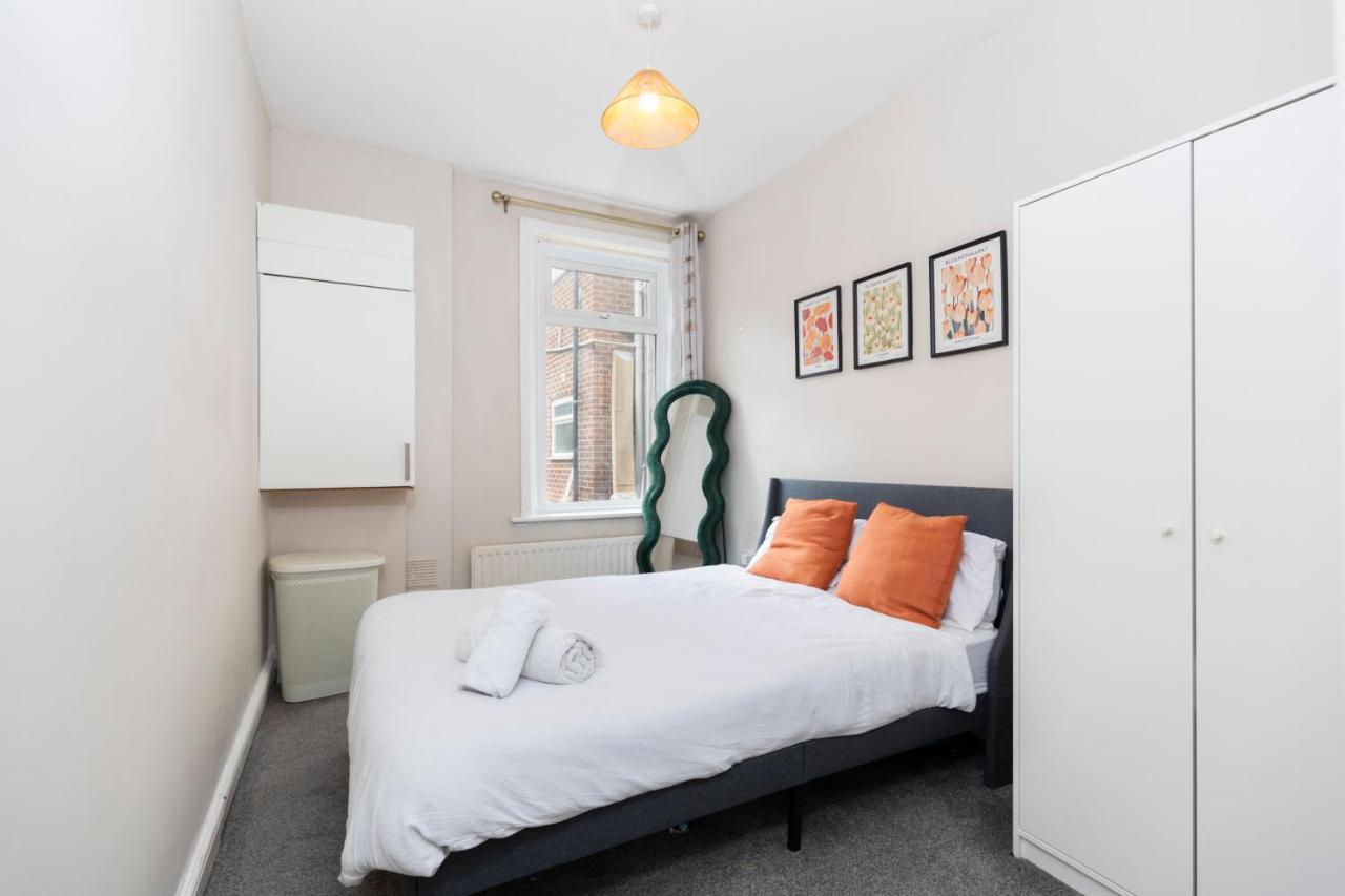 Bright & Comfortable 2-Bed Home 5 mins from Newcastle City Centre - Free Parking - Bed and Breakfast Gateshead