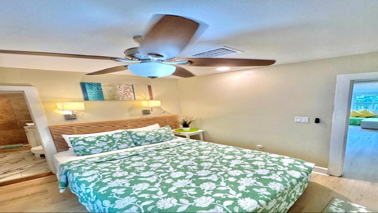 Pass-a-Grille Beach Getaway Walkable Bikes Gear - Bed and Breakfast St. Pete Beach