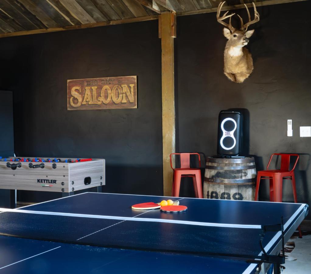 Yellowstone Fun House Hot Tub Game Room 360 Views - B&B Emigrant