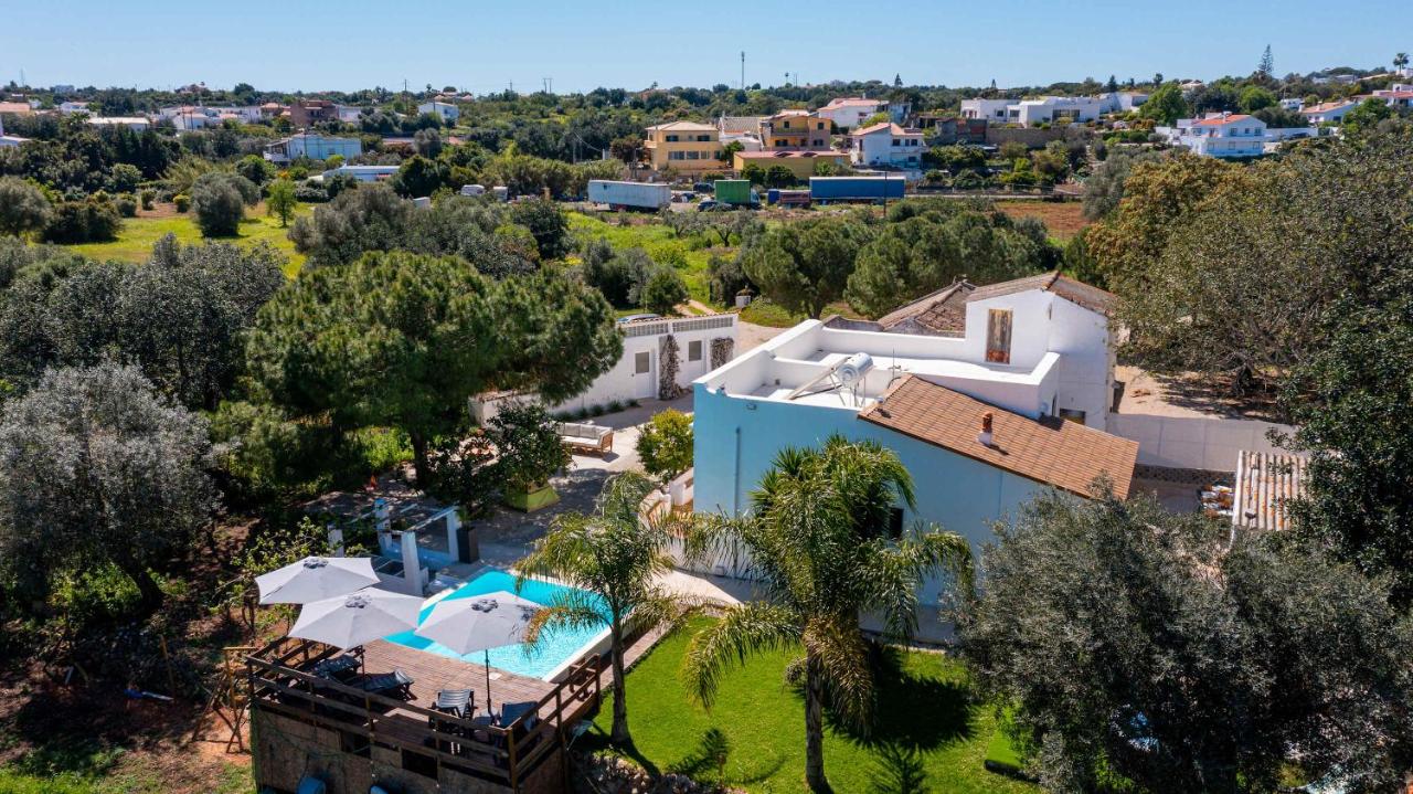Spacious & Artistic House with Pool by HostWise - B&B Moncarapacho