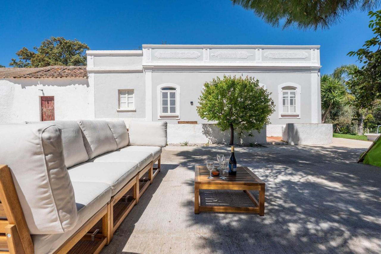 Spacious & Artistic House with Pool by HostWise - B&B Moncarapacho