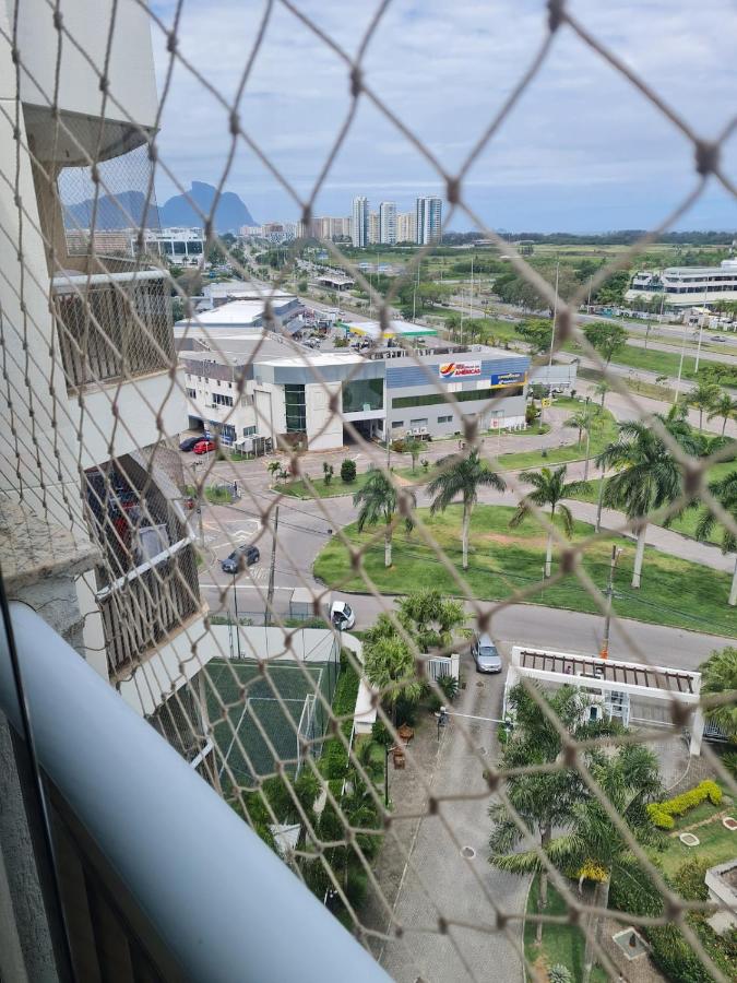 2 qrts c suíte, ar condicionado, piscina infantil e adulto, sala com ventilador de teto, parquinho, estacionamento privativo, portaria 24hrs, self checkin, indicado pra família c crianças, casais e hóspedes a trabalho - B&B Rio de Janeiro
