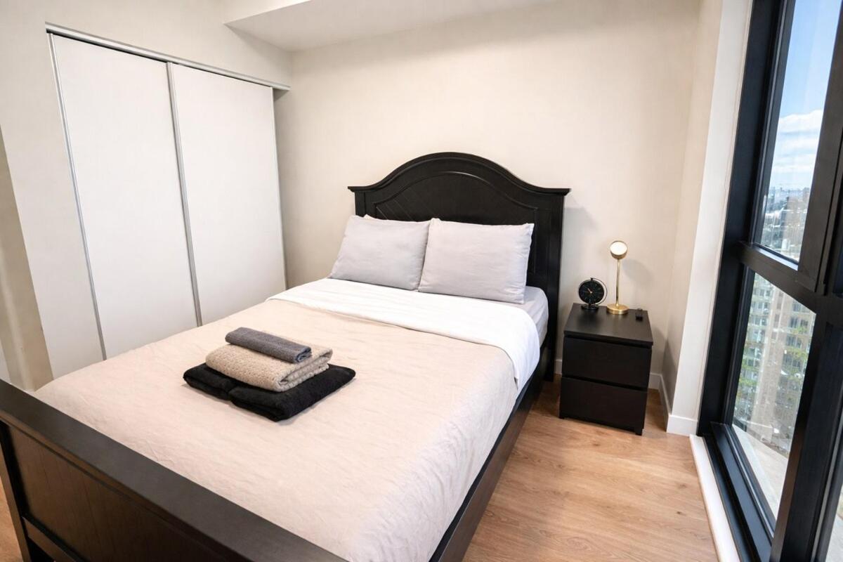 Home In The Clouds - Downtown Retreat - Gym, Free Parking - Chambres d'hôtes Kitchener