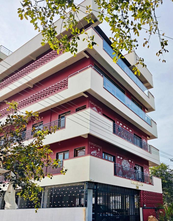 Neela Elite 2Bedroom Apartment Brand New with lift WiFi Privacy - Chambres d'hôtes Bangalore