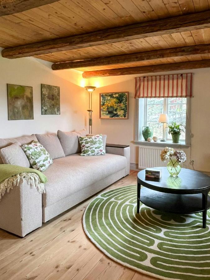 1929 Cottage With Views Of Lygnösjön - B&B Alingsås