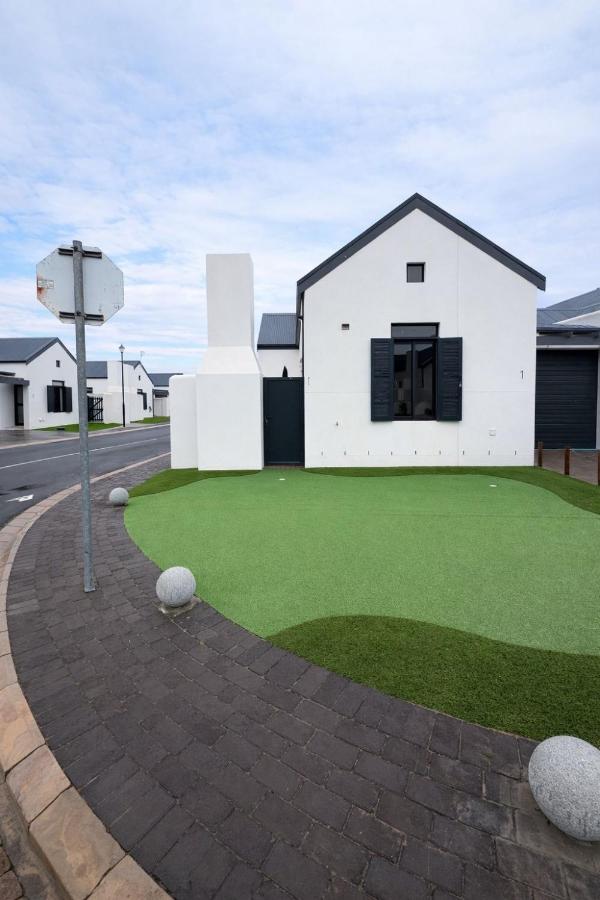 Stylish 2-Bed Retreat with Braai & Parking - Bed and Breakfast Langebaan