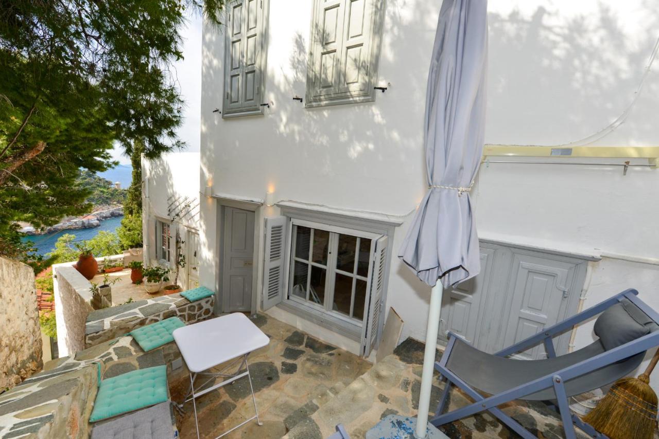 Hydra studio with patio 250 meters up from port - B&B Ýdra
