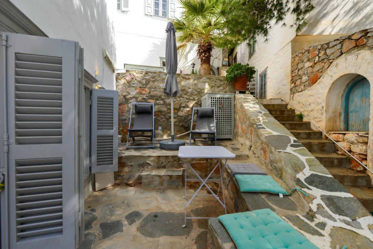 Hydra studio with patio 250 meters up from port - B&B Ýdra