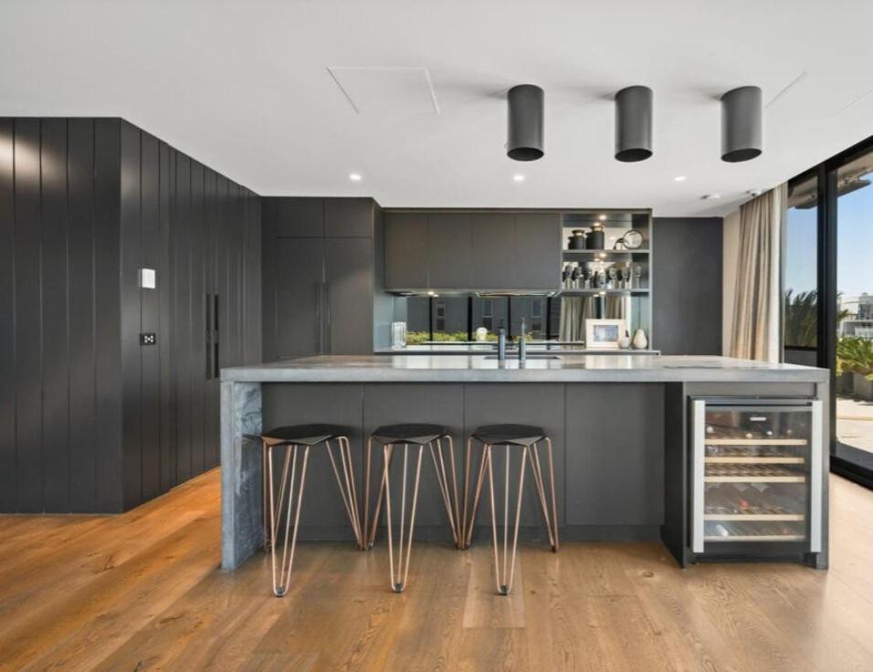Penthouse Luxury, Lake Views, Perfect Location - B&B Kingston