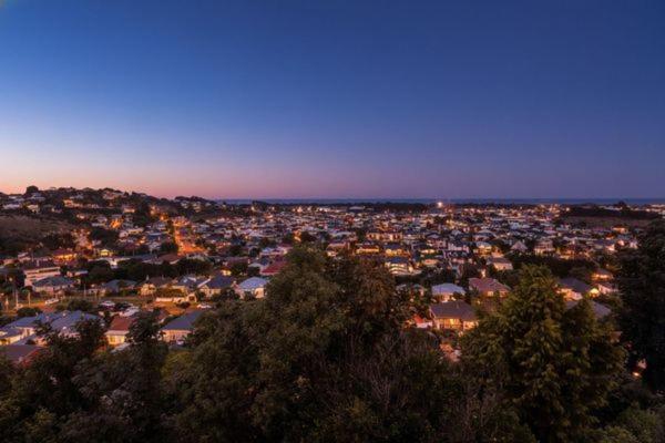 Beautiful Home with Sea View Private Parking - B&B Dunedin