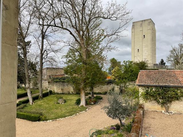 Manoir Tour Carree - Bed and Breakfast Loudun