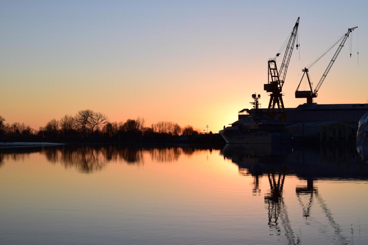 Außergewöhnliches Hausboot inmitten der Natur - B&B Wewelsfleth