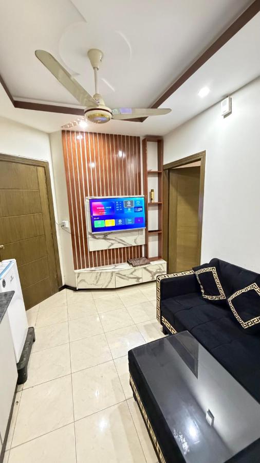 One Bed Corner Fully Furnished Apartment B17 - Chambres d'hôtes Islamabad