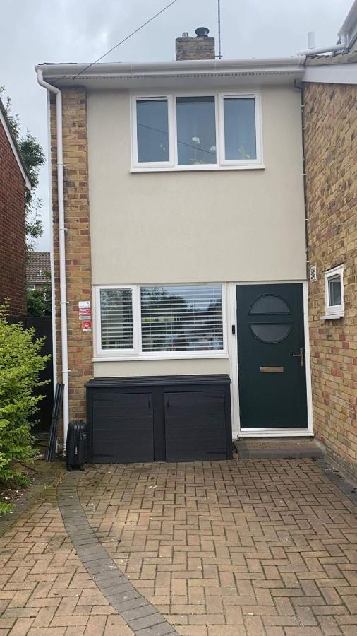 House - Sleeps 6 - Private Garden & Parking - B&B Wokingham