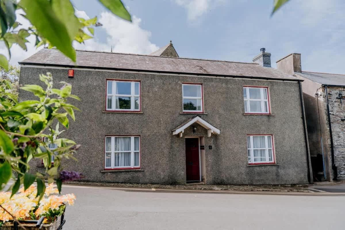 Charming St Davids Cottage with Cathedral Views - Chambres d'hôtes Saint David's
