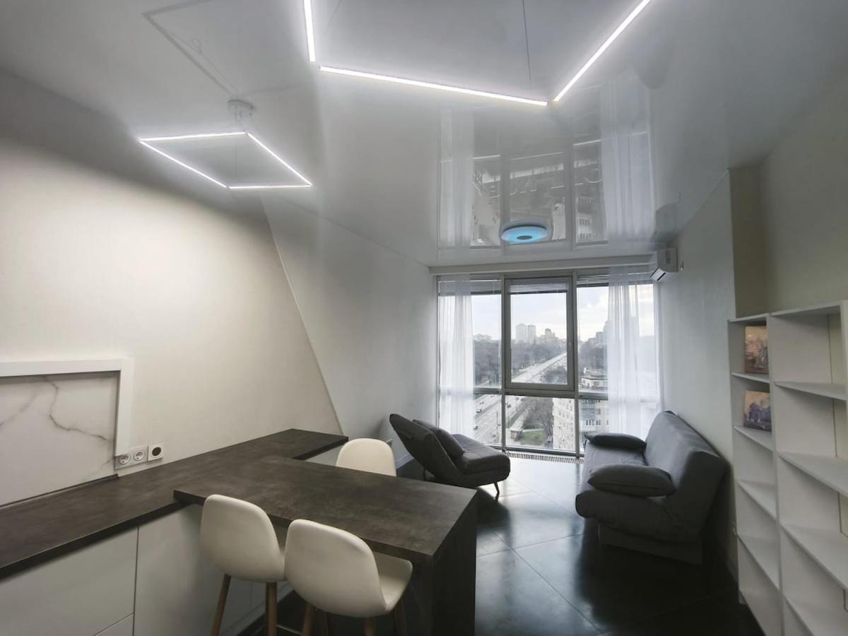 Smart Plaza Modern Apartment - Світла квартира з вражаючим видом - Метро КПІ 3 хв - Chambres d'hôtes Kiev