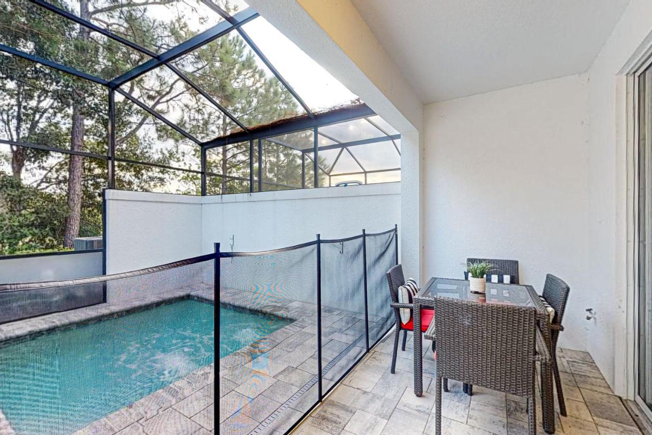 Dog-friendly retreat with pool, covered patio, children's items, grill, & AC - Chambres d'hôtes Orlando