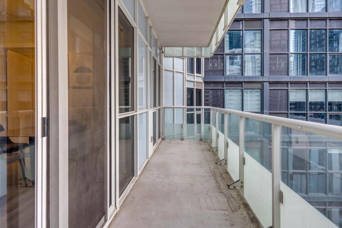 Stylish 1BR Retreat, Sleeps 4 - Downtown Core - B&B Toronto