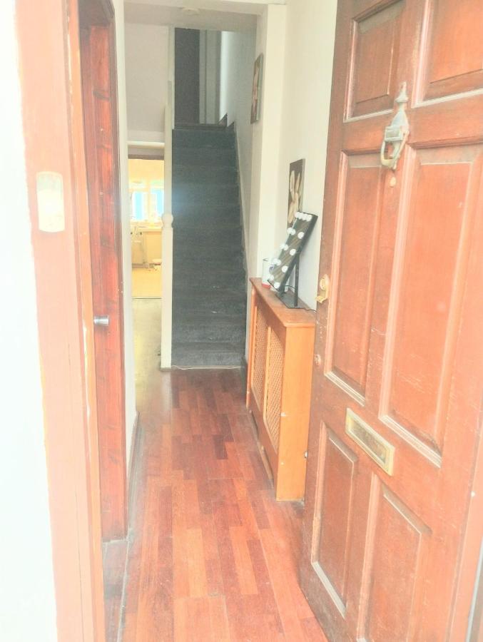 Room 3, 34 Morris Road E14 - B&B London