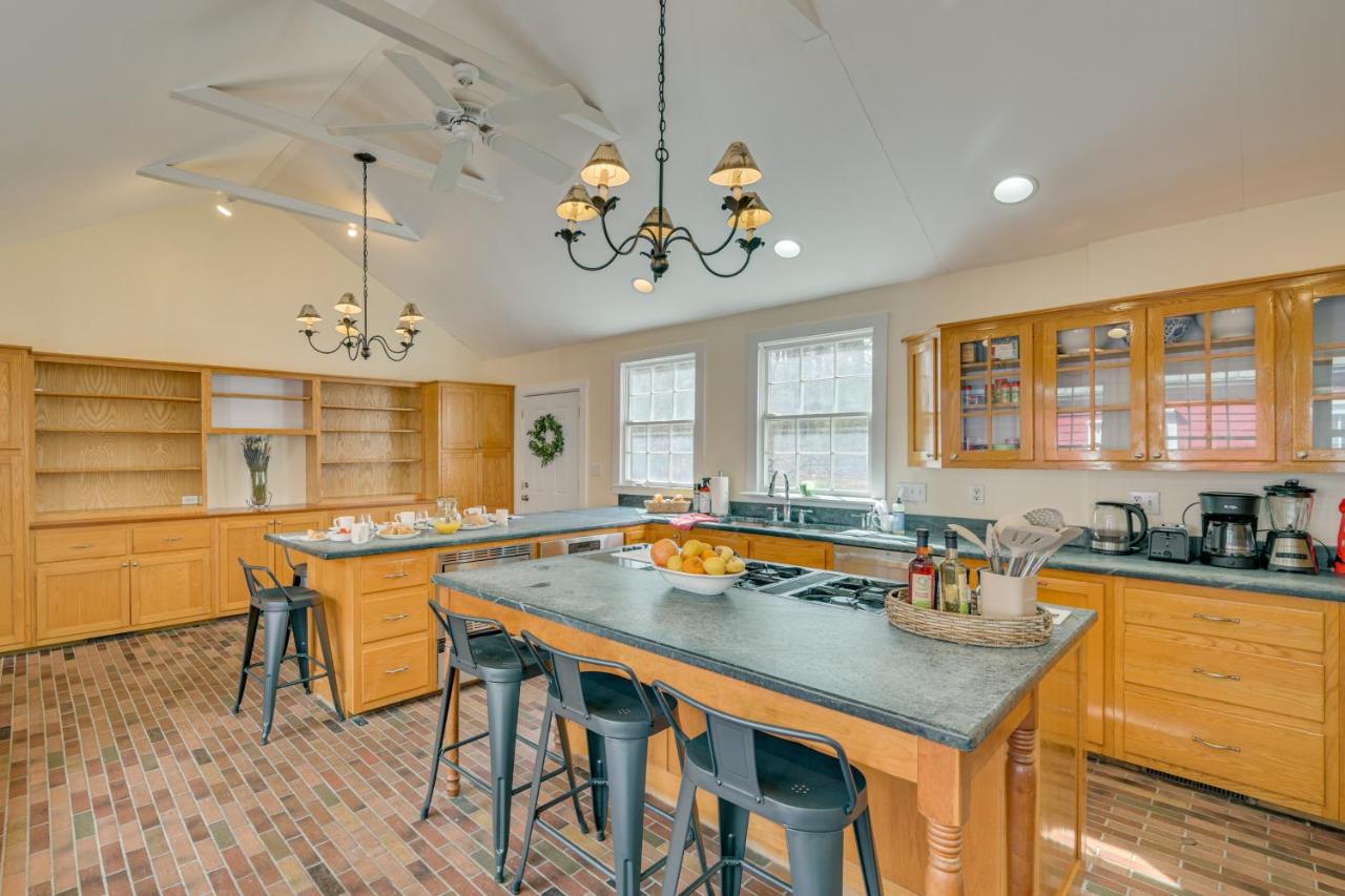 4 Mi to Noannet Pond: Pet-Friendly Home w/ Yard - B&B Dover