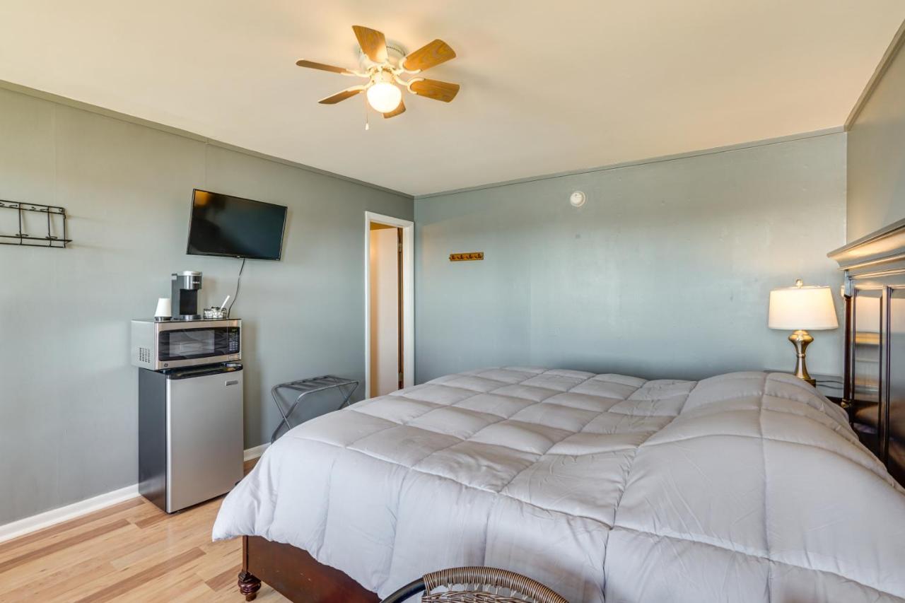 King-Bed Lake Ozark Basecamp for Shootout Weekend - B&B Lake Ozark