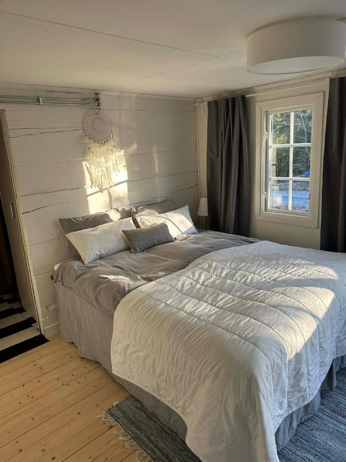 Cozy cottage with terrace, garden & nature - B&B Kvicksund