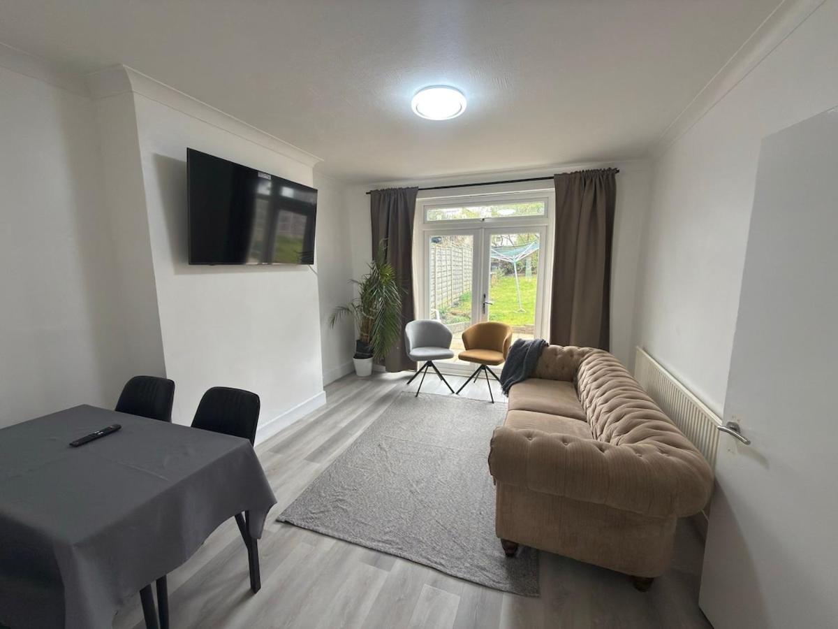 Spacious 3-Bd South Norwood Retreat, Free Parking - Bed and Breakfast Norwood